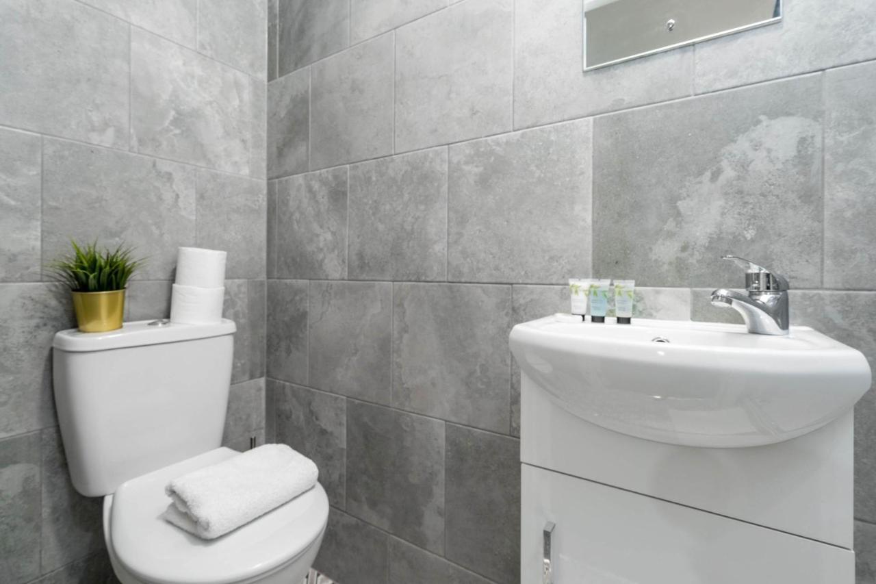 Two Bedroom Apartment - En Suites - Smart Tv'S - Wifi - Netflix - Bearwood Birmingham Buitenkant foto